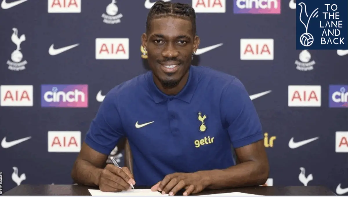 Yves Bissouma in action for Tottenham Hotspur, with speculation mounting over his potential move to Fenerbahçe in a transformative transfer for both clubs.